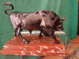 Toro in bronzo su base in marmo di Francia